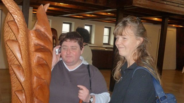 Frau St.Mont mit Frau Sperling vor einer Skulptur von Georg Becker.